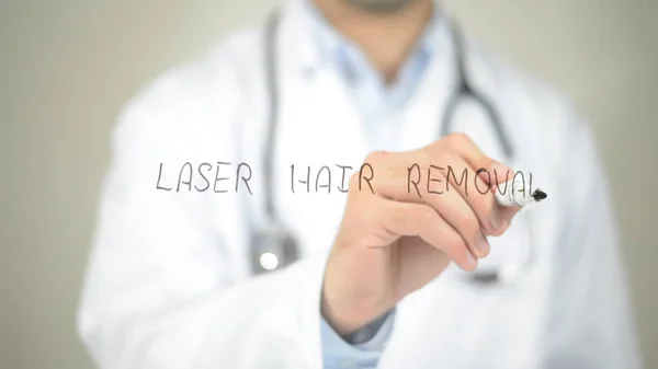Remoção de cabelo do laser, doutor que escreve na tela transparente — Fotografia de Stock