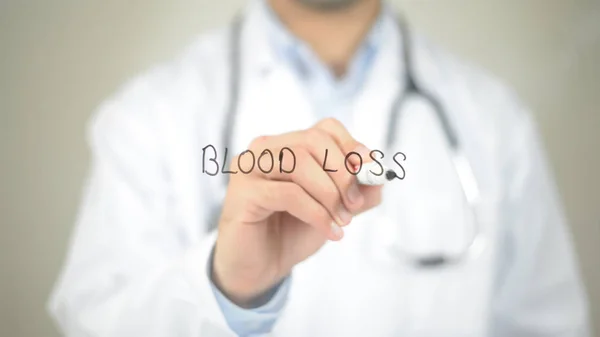 Perdita di sangue, Dottore che scrive sullo schermo trasparente — Foto Stock