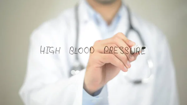 血压高，医生在透明屏幕上写字 — 图库照片