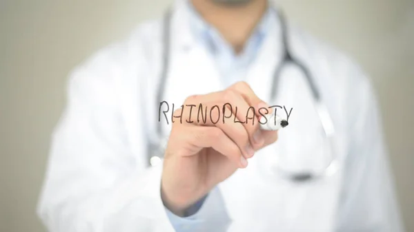 Rinoplastia, Doctor escribiendo en pantalla transparente — Foto de Stock