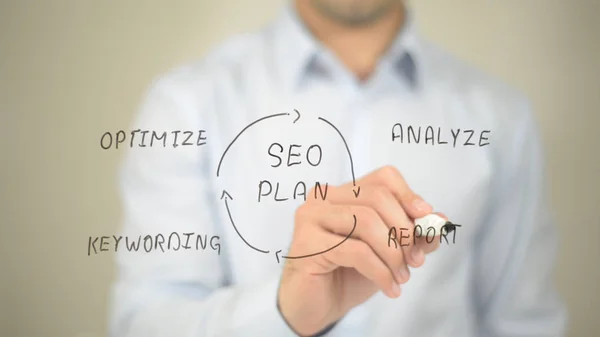 SEO Plan, Concept illustratie, Man schrijven op transparante scherm — Stockfoto