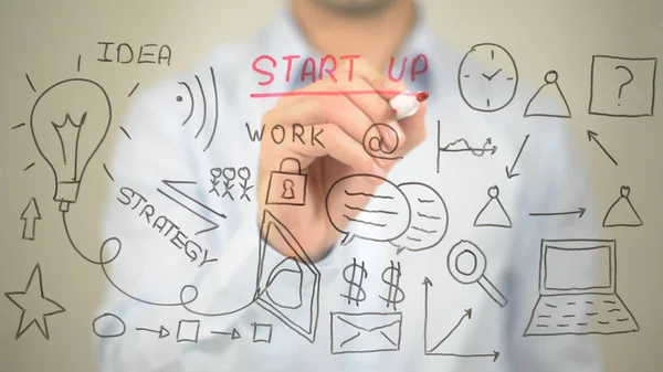 Start Up, ilustracja koncepcja, człowiek pisze na ekranie przejrzysty — Zdjęcie stockowe