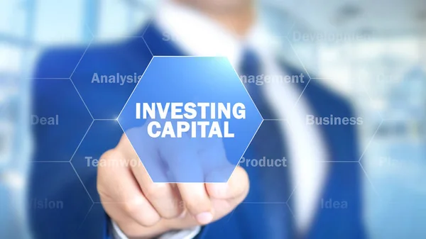 Inwestowanie kapitału, biznesmen, praca na holograficznych interfejsu, projekt graficzny — Zdjęcie stockowe