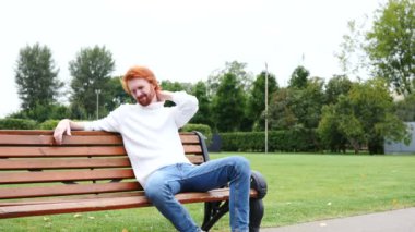 Boyun ağrısı, Kızıl Sakal ve saç, parkta bankta oturan yorgun adam