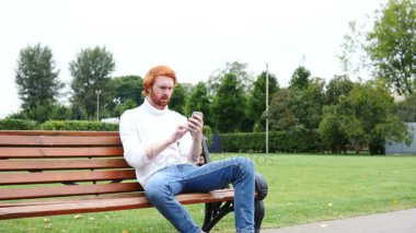 Başarısızlık, Smartphone, açık bankta oturan kullanan adam tarafından kaybı jest