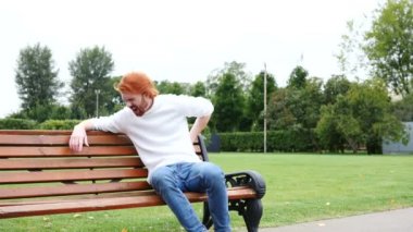 Sırt ağrısı, Spinal ağrı, tezgah, Kızıl Sakal ve saç üzerinde oturan ile yorgun adam