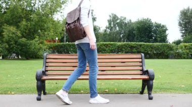 Adam bankta oturan ve bırakarak Park, kırmızı saç sakal