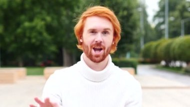 Tamam işareti, kızıl saçlar, açık olan heyecanlı adam tarafından jest