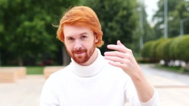 Adam kırmızı tüyler ile davet, açık eller, açık jest