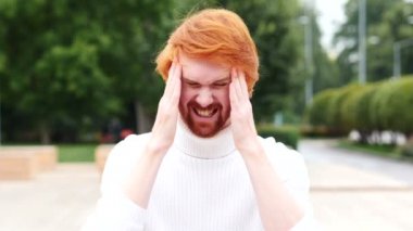 Baş ağrısı, üzgün gergin genç adam, açık