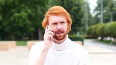 İş yerinde, açık telefonda konuşan adam