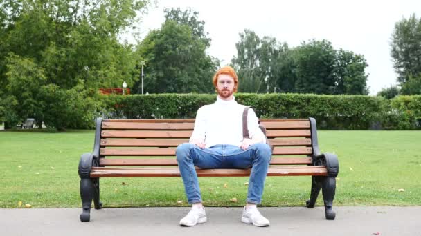 Happy Man geste de pouce dans le parc, les cheveux rouges et la barbe — Video