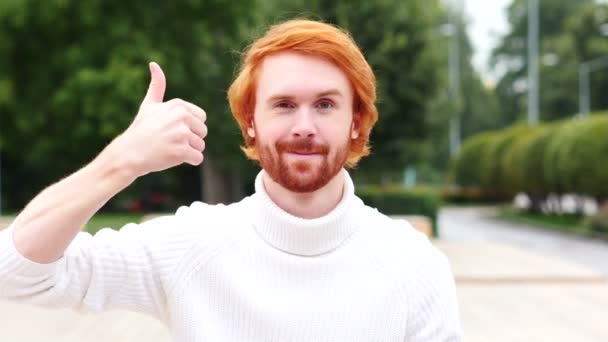 Человек с красными волосами на улице — стоковое видео
