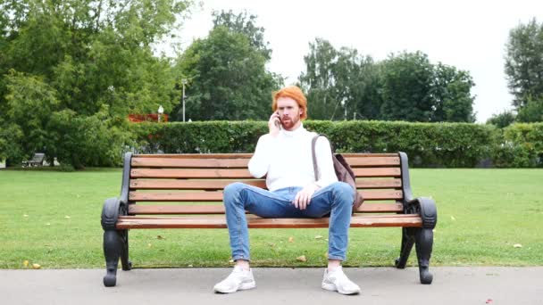 Trauriger Bartträger telefoniert, reagiert auf Verlust und Versagen — Stockvideo