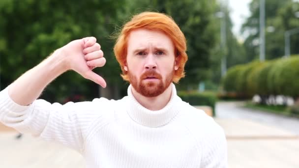 Polegares para baixo pelo homem com cabelos vermelhos, ao ar livre — Vídeo de Stock