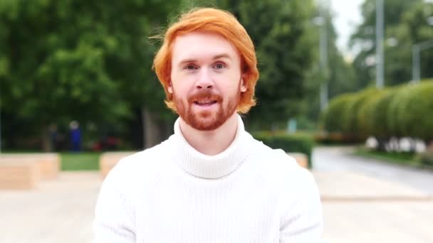 Izgatott szakáll férfi ünnepli a sikert, kültéri — Stock videók