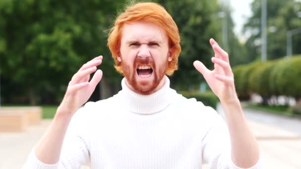 Portret van schreeuwen boos Man in kantoor, buiten — Stockvideo