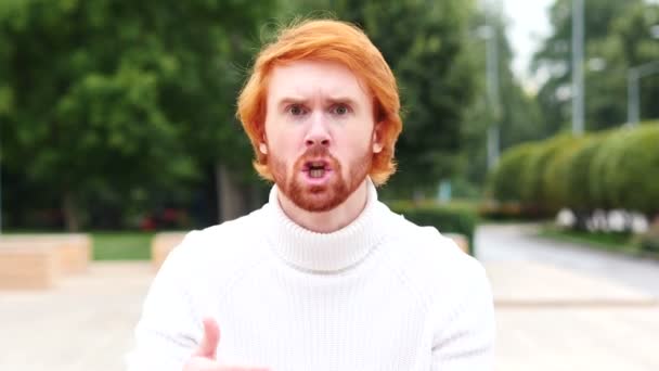 Retrato de homem irritado gritando em direção à câmera, ao ar livre — Vídeo de Stock
