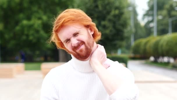 Hombre cansado con dolor de cuello, retrato, al aire libre — Vídeos de Stock