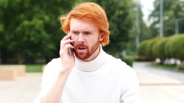 Hombre Enojado con Cabellos Rojos Gritando en el Teléfono, Al Aire Libre, Al Aire Libre — Vídeos de Stock