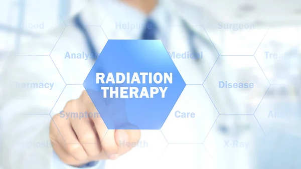 Радиационная терапия, доктор, работающий над голографическим интерфейсом, Motion Graphics — стоковое фото