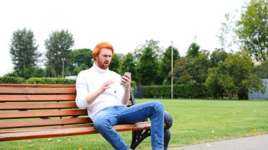 Başarısızlık, Smartphone, açık bankta oturan kullanan adam tarafından kaybı jest