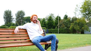 Telefon görüşmesi, iletişim, parkta bankta oturmuş katılıyor