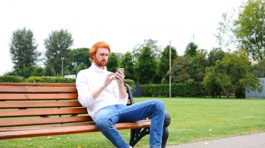 Smartphone, Office Açık balkonda oturan kullanarak