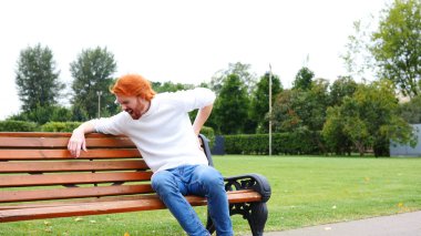 Sırt ağrısı, Spinal ağrı, tezgah, Kızıl Sakal ve saç üzerinde oturan ile yorgun adam