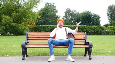 Heyecanlı ve başarı kutluyor telefonda konuşurken başarılı adam