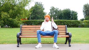 Kaybı ve başarısızlık için tepki telefonda konuşan üzgün sakallı adam