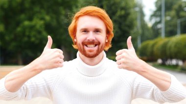 Başparmak yukarıya kırmızı saçlar, açık olan adam tarafından iki eliyle