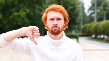 Başparmak aşağı kırmızı saçlar, açık olan adam tarafından