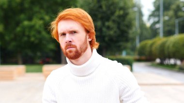 Kırmızı saç seyir için bir şey, açık olan adam merak