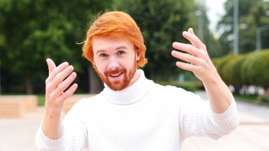 Adam kırmızı tüyler ile davet, açık eller, açık jest