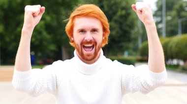 Heyecanlı sakallı adam başarı, açık kutluyor