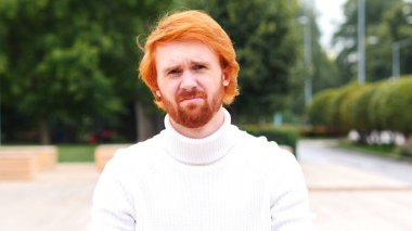 Hayal kırıklığı, kırmızı tüyler ifade üzgün sakallı adam