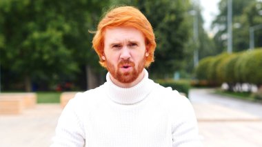 Adam hayal kırıklığı ve başarısızlık, kırmızı tüyler ifade sakal