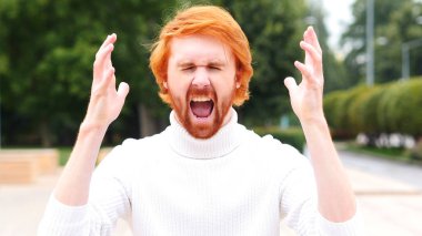 Kırmızı saçlar, açık olan çılgın sakallı adam çığlık