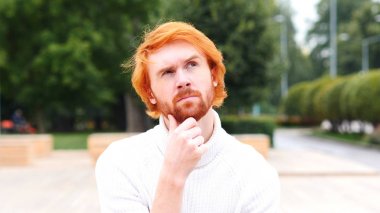 Dalgın adam düşünme, kırmızı saç ve sakal beyin fırtınası