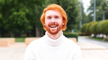 Kırmızı saçlar, açık özgürlük ile genç Casual adam gülüyor