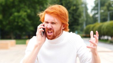 Kırmızı Hairson telefon ile kızgın adam bağırıyor
