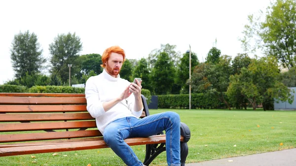 Smartphone, Office Açık balkonda oturan kullanarak