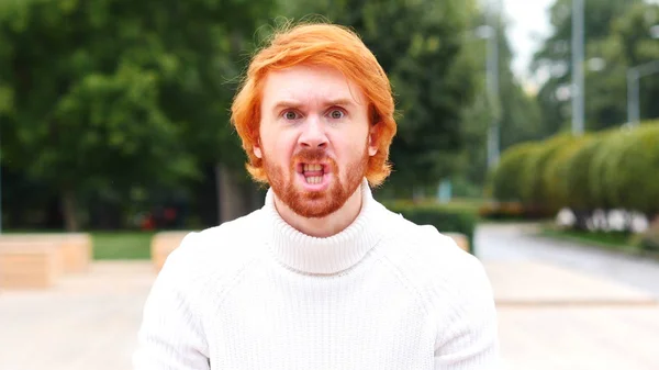 Πορτρέτο της κατάχρησης θυμωμένος άνθρωπος, φωνάζοντας εξωτερική — Φωτογραφία Αρχείου
