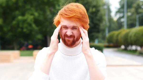 Homem jovem barba com dor de cabeça, tragédia e problemas — Fotografia de Stock