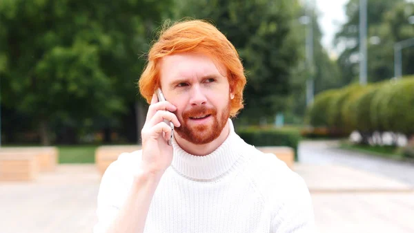 Hombre hablando por teléfono con el cliente, Al aire libre —  Fotos de Stock