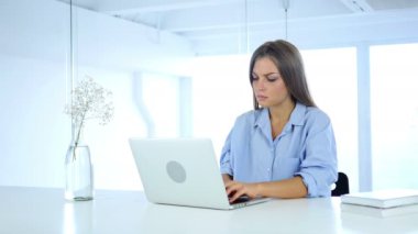 Baş ağrısı, sinir bozucu yaratıcı tasarımcı kadın iş yerinde