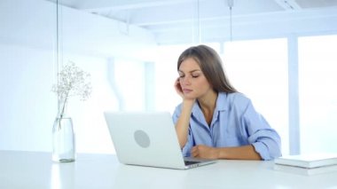 Uyuyan kadın ofis, iş yükü yorgun