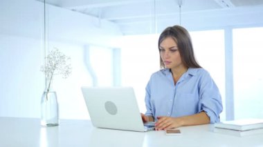 Gülümseyen genç kadın kamera doğru seyir iş başında