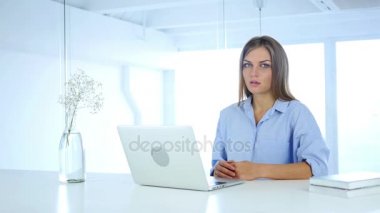 Başparmak aşağı jest kadın onun iş yerinde tarafından